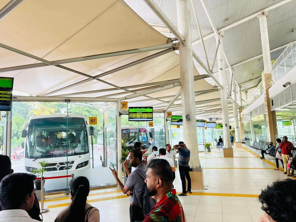 Makubura-bus-train-station