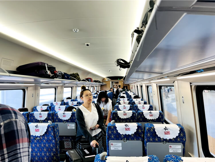 laos-to-vang-vieng-train-inside-train